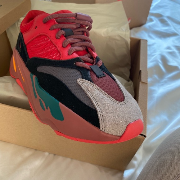 Brand New Yeezy Boost 700 - Picture 4 of 8